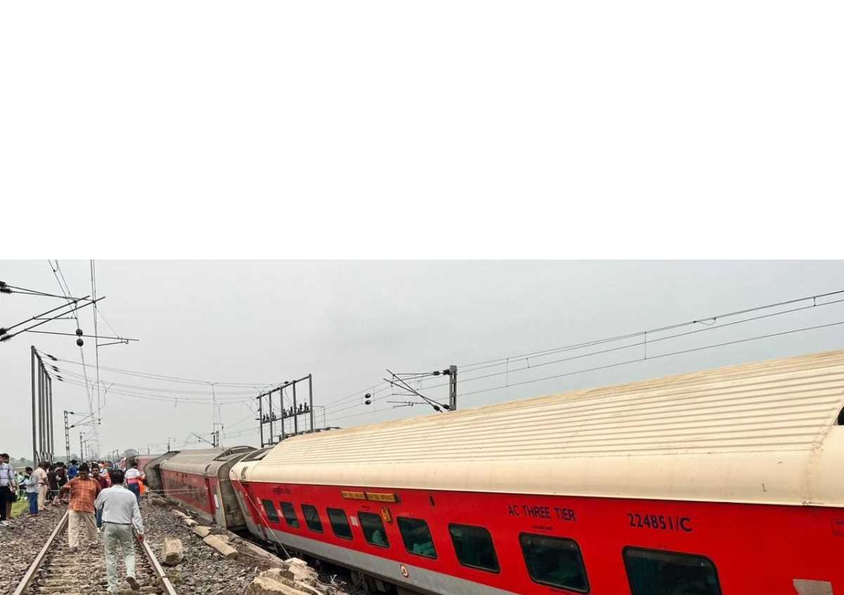 झारखंड रेल हादसा : दूसरे दिन हावड़ा-मुंबई रेलवे लाइन पर 44 ट्रेनें रद्द, ट्रैक मरम्मत का काम जारी